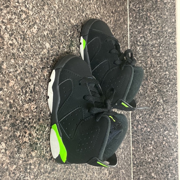Toddler Jordan 6 Retro Sneakers 💚🖤 - Picture 3 of 5